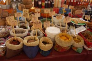 Étal d’épices sur un marché de Pointe-à-Pitre en Guadeloupe