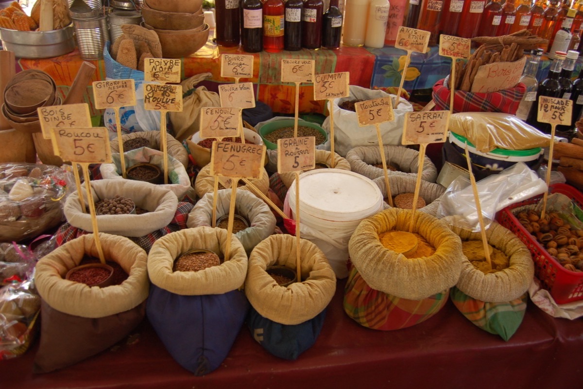 Étal d’épices sur un marché de Pointe-à-Pitre en Guadeloupe